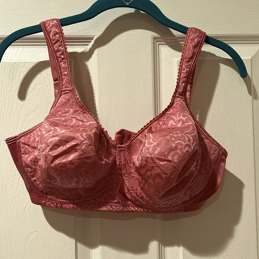 Playtex 18 Hour peach/champagne High Lift bra. Size 38D